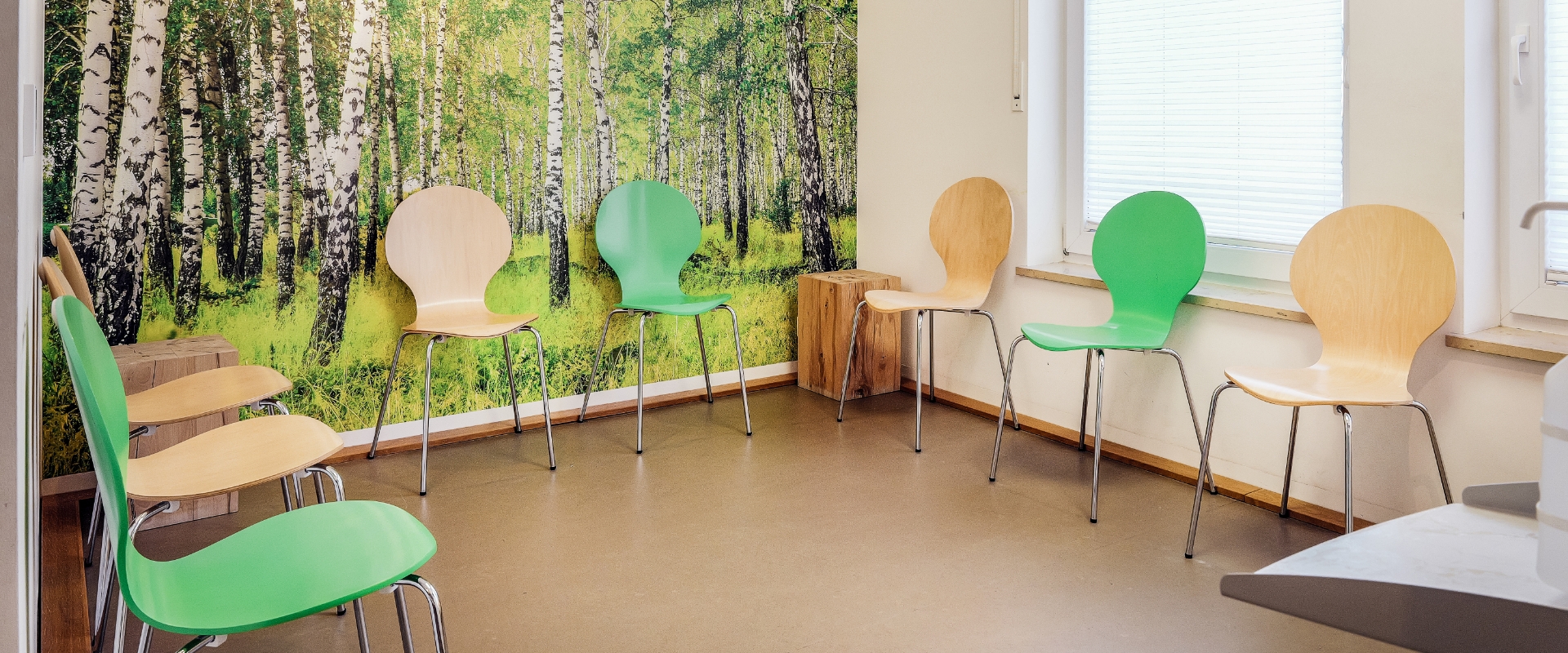 Blick in den Eingangsbereich mit Garderobe und Wartezimmer Hausarztpraxis Käfertal Blick in den Eingangsbereich mit Garderobe und Wartezimmer einer Praxis